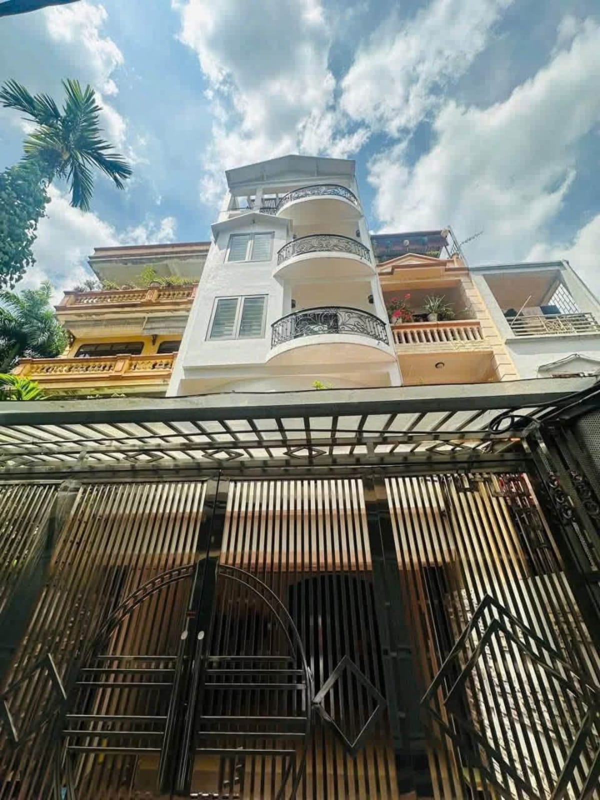 Cho thuê nhà 5 tầng tại Lạc Long Quân, Tây Hồ - 100m² - 32 triệu/tháng