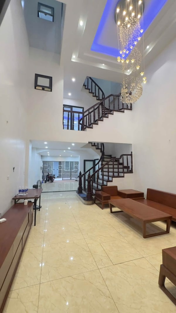 Cho thuê nhà 5 tầng tại Lạc Long Quân, Tây Hồ - 100m² - 32 triệu/tháng