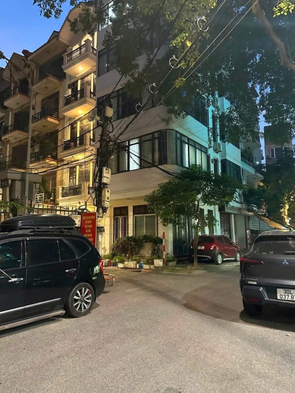 Cho thuê Văn phòng Hẻm 180 tại Hoàng Quốc Việt mấy bước chân, Cần