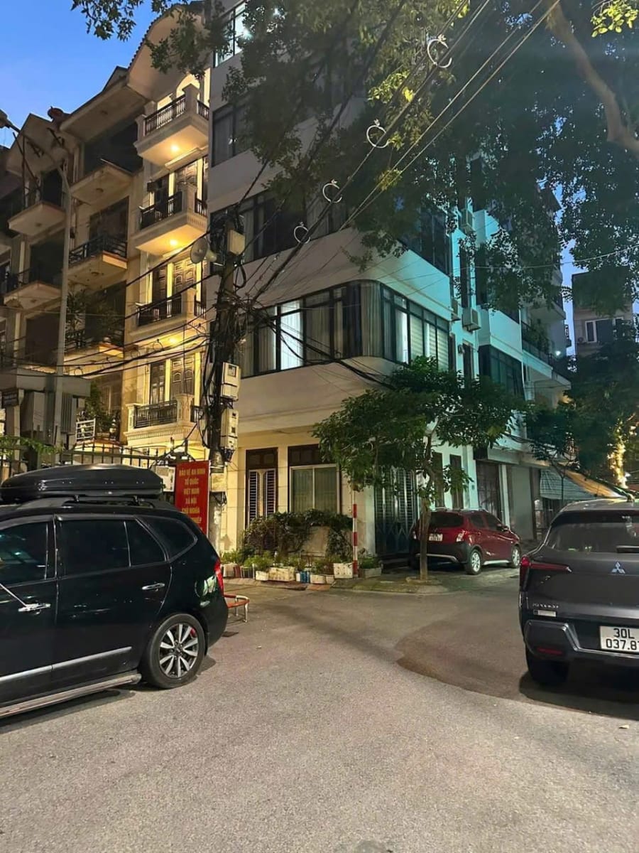 Cho thuê Văn phòng Hẻm 180 tại Hoàng Quốc Việt mấy bước chân, Cần — ảnh 2