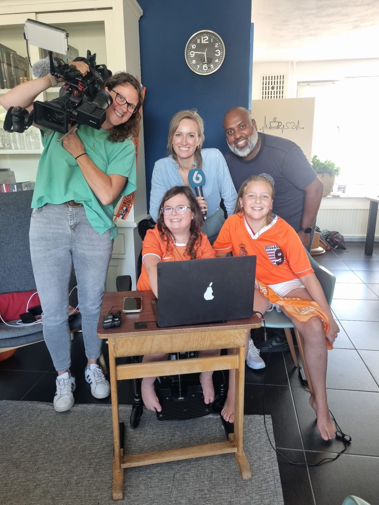 Oranje Leeuwinnen door Emma toegejuicht