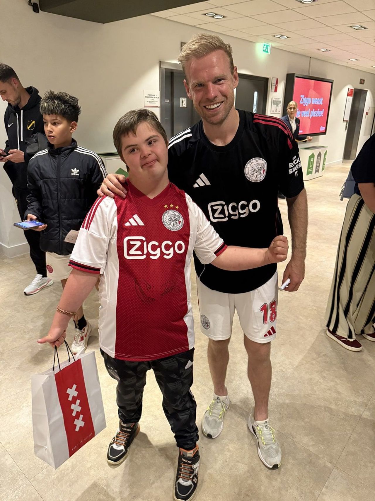 Darian kijkt zijn ogen uit bij Ajax