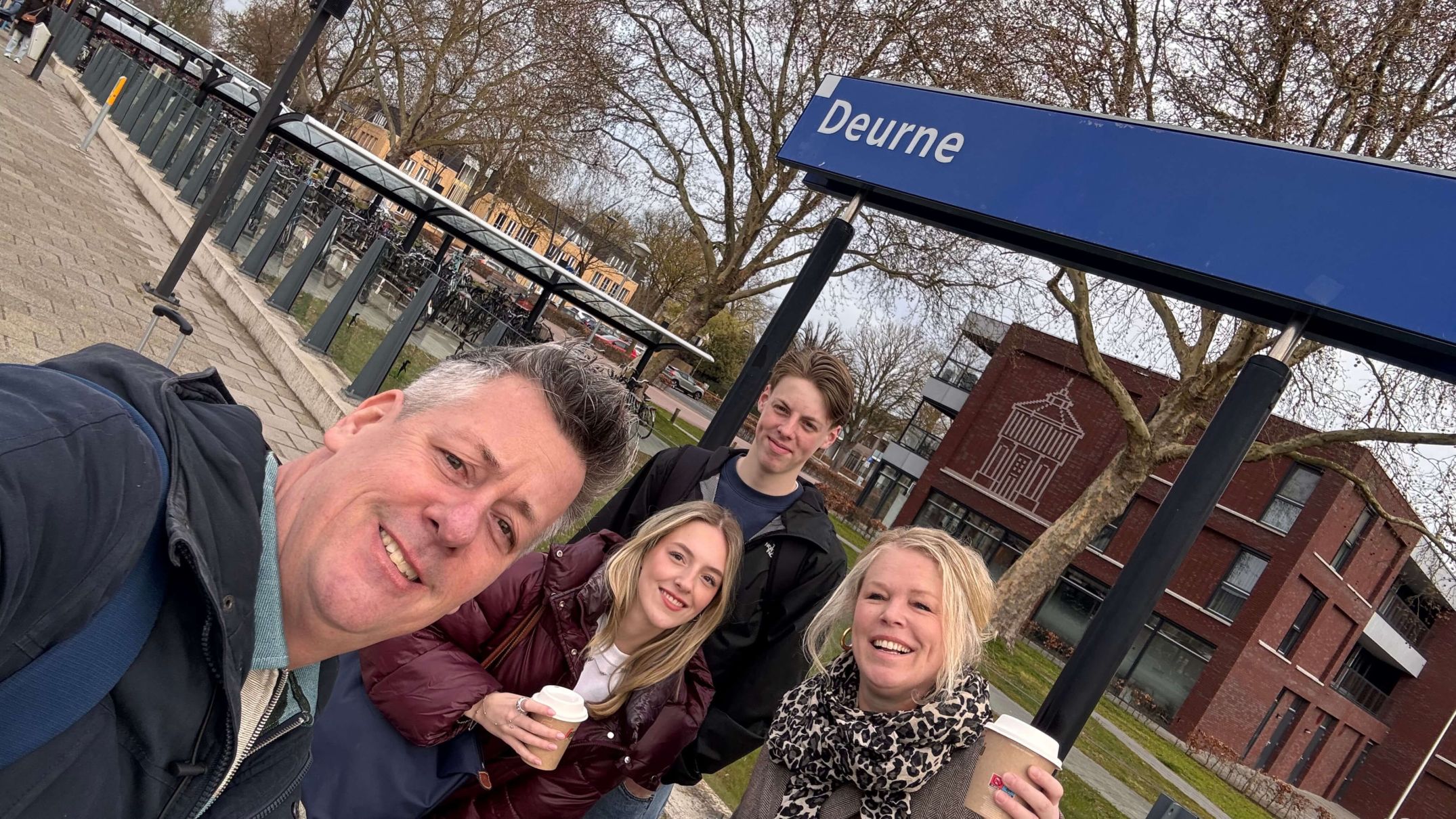 001 vroeg met de trein.jpg