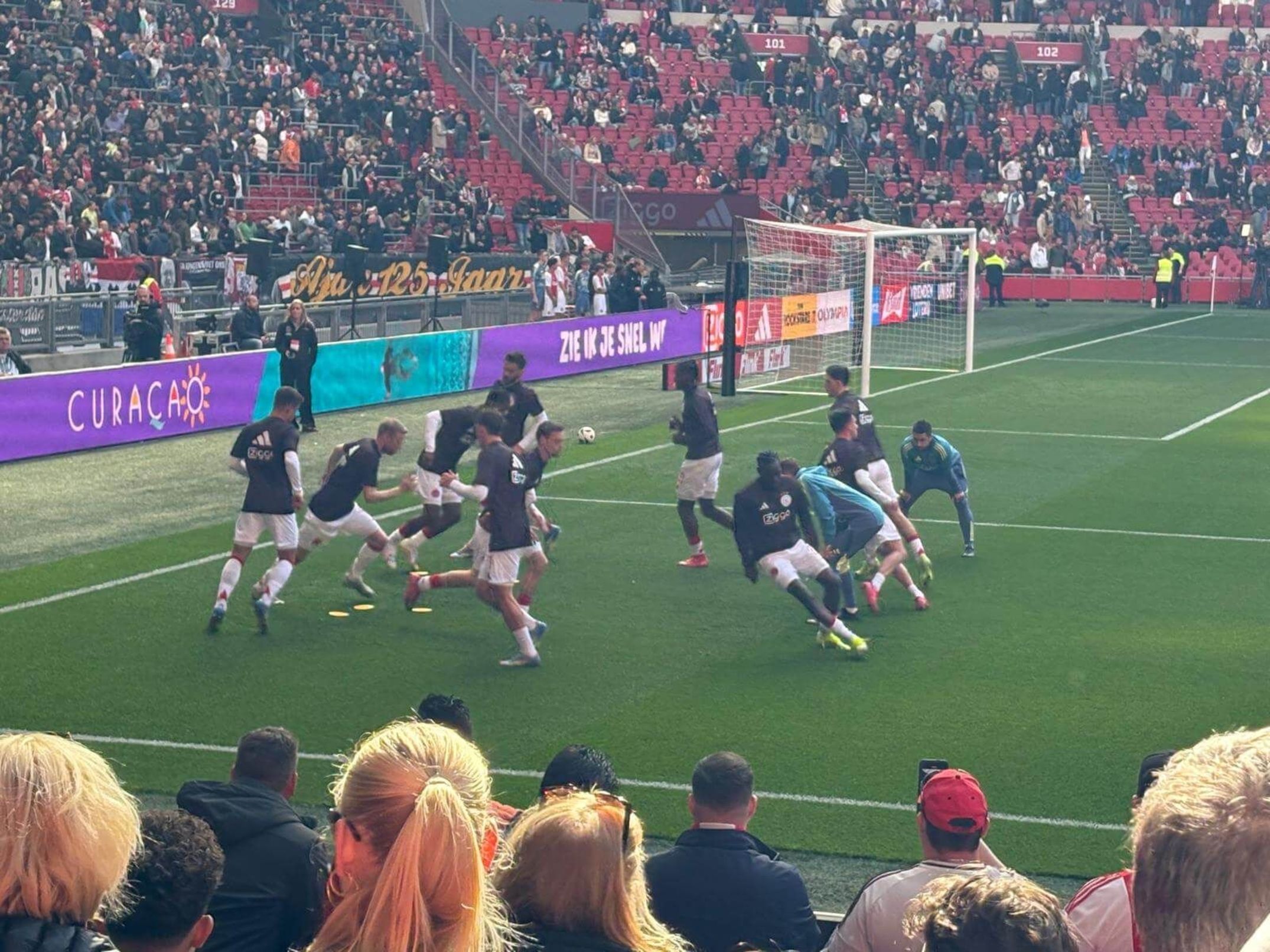 03 dicht bij de warming up spelers.jpg