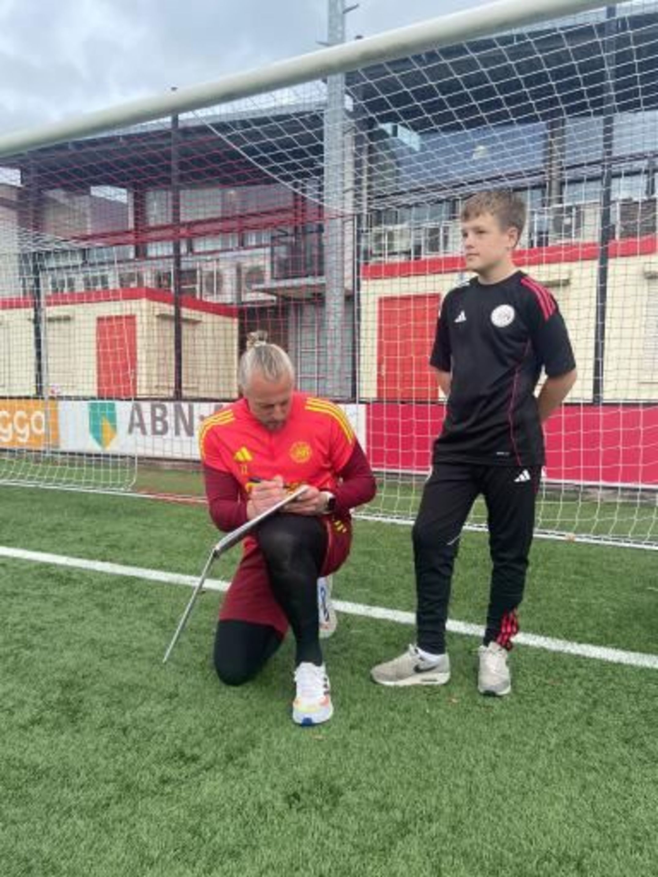 07. Pasveer schrijft in het boek van Melle.jpg