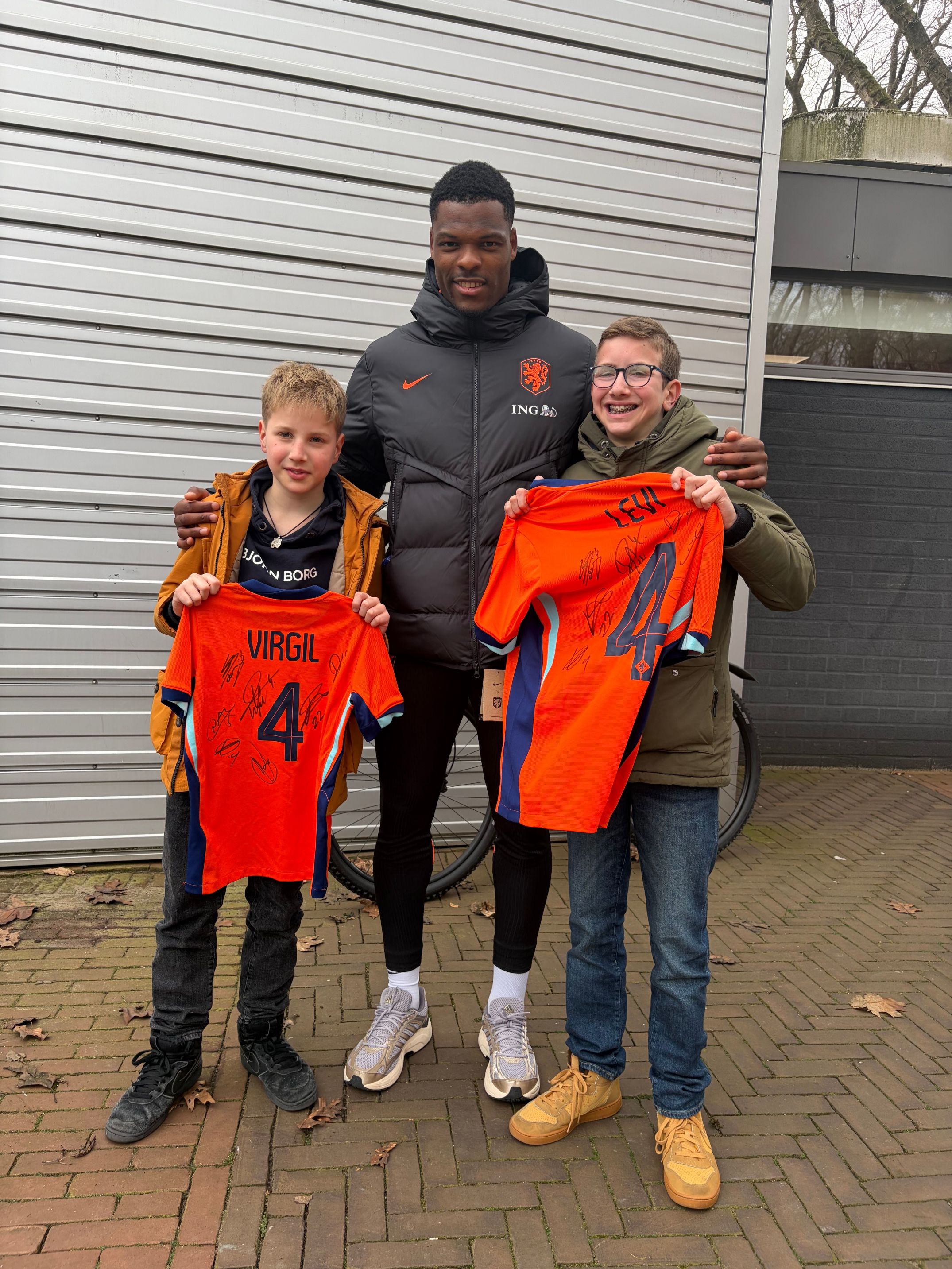 5. met ambassadeur Dumfries.jpg