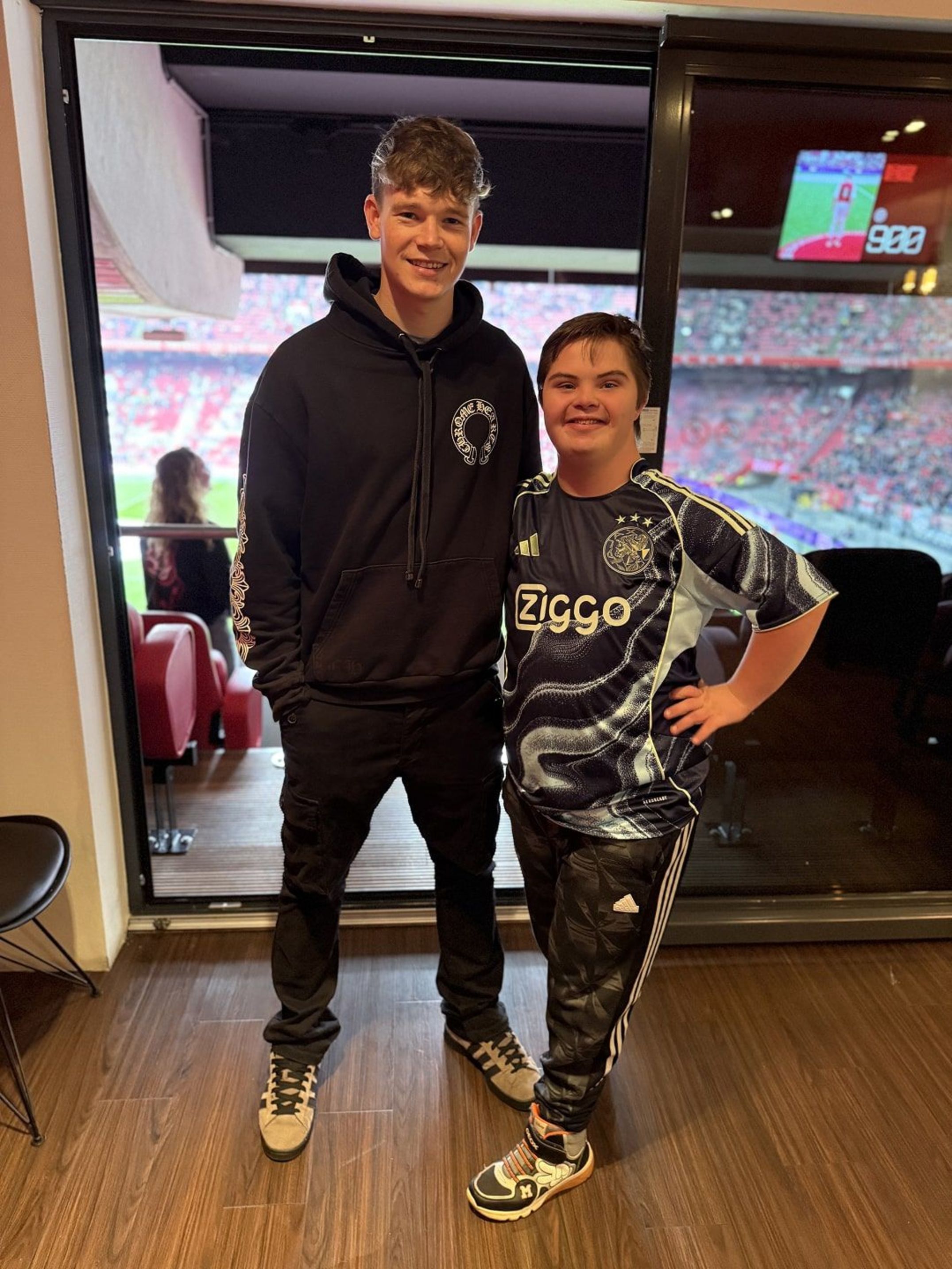 7. Darian en James McConnell in skybox-min.jpg