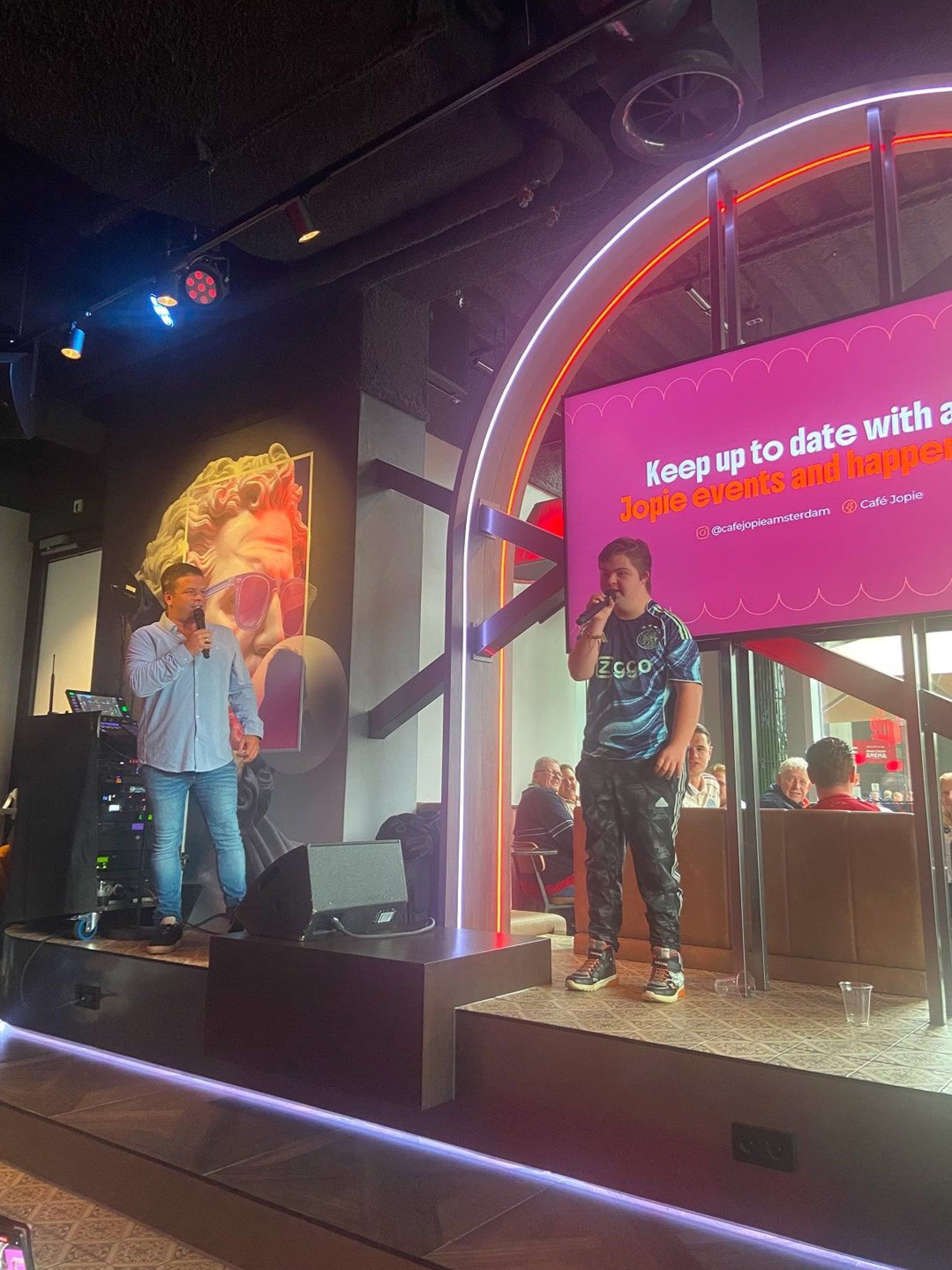 2. Darian zingen in cafe Jopie-min.jpg