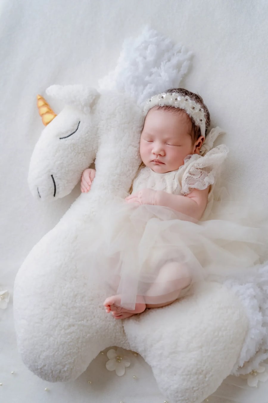 Chụp ảnh đầy tháng cho bé: khác gì chụp newborn và cần chuẩn bị gì?