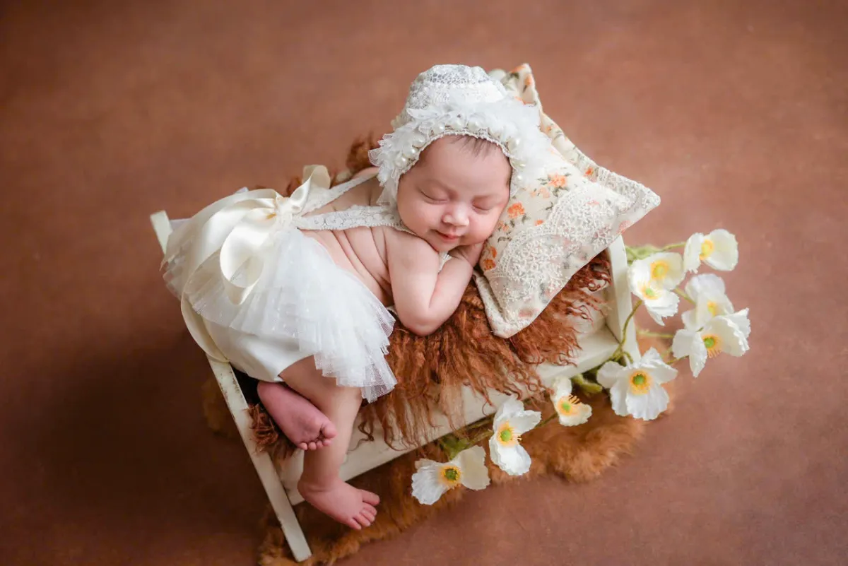 Bé sơ sinh ngủ say trong buổi chụp ảnh newborn tại Story Baby Studio Đà Lạt