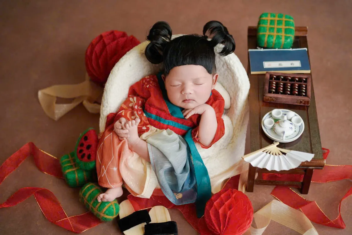 Chụp ảnh newborn cho bé sơ sinh với dáng quấn khăn tại studio chụp ảnh cho bé ở Đà Lạt