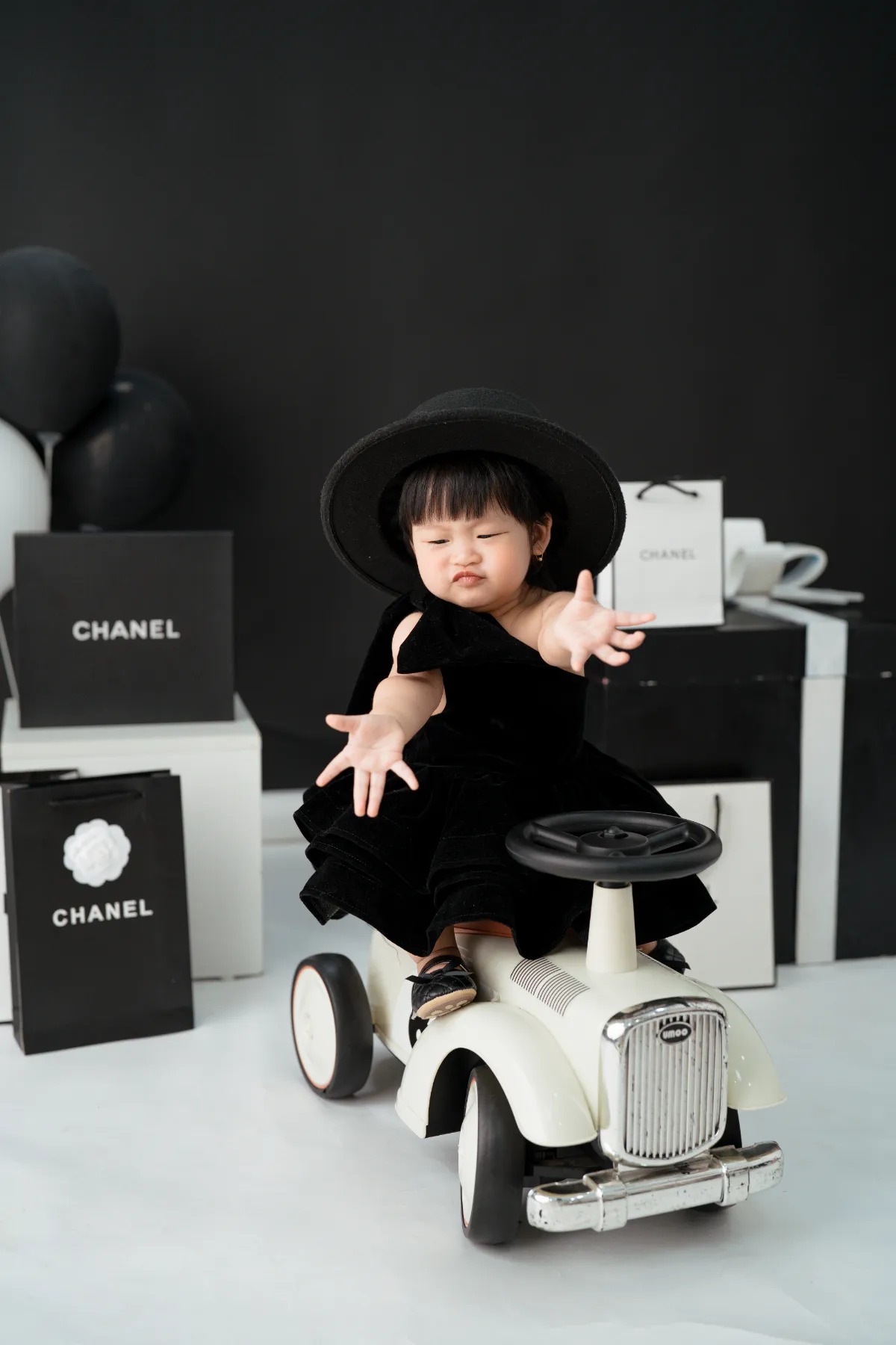 Ba mẹ chuẩn bị thêm trang phục dự phòng khi phối đồ chụp ảnh cho bé