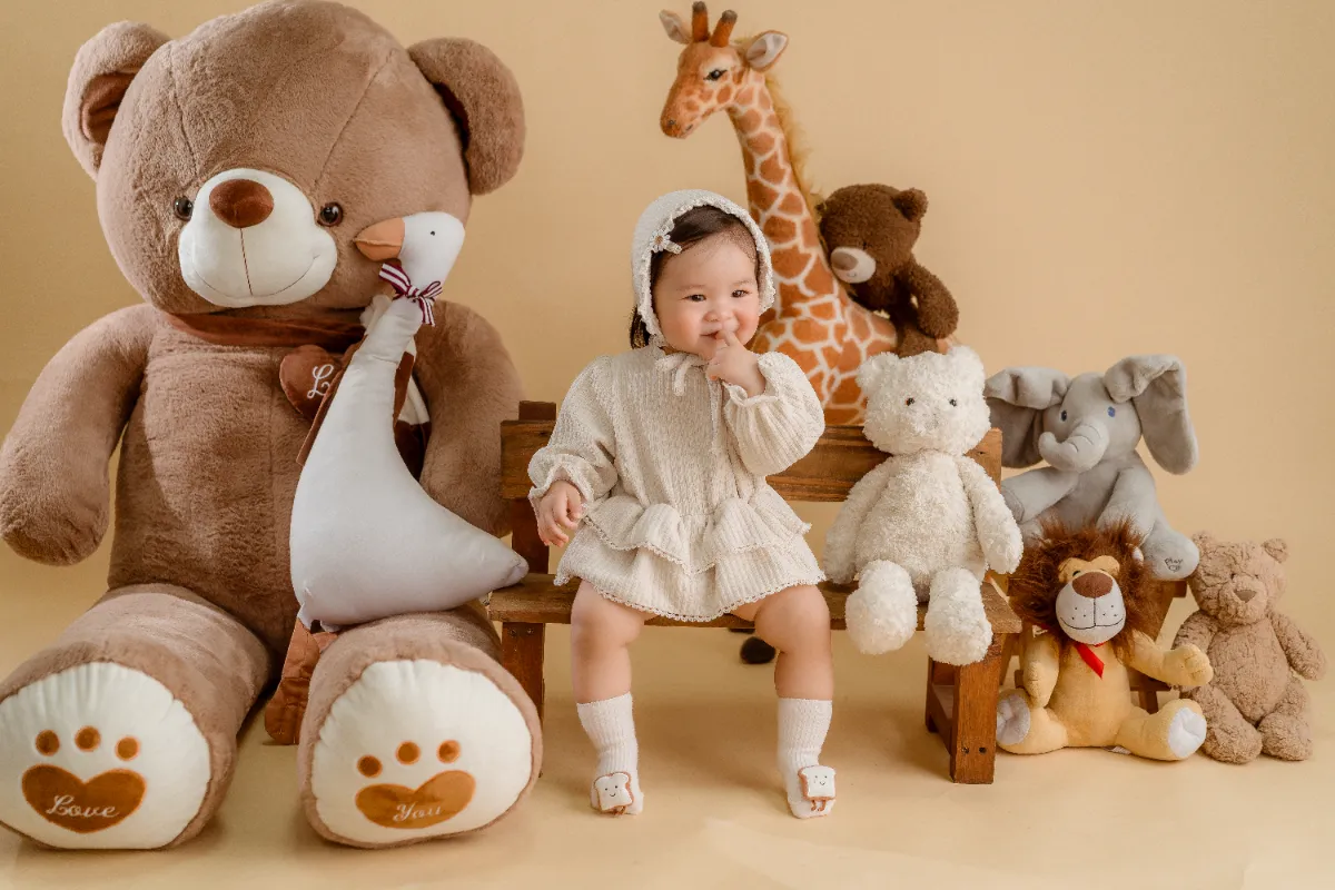 Bé ngồi vững, đưa tay lên miệng — dấu hiệu sẵn sàng ăn dặm cho bé 6 tháng