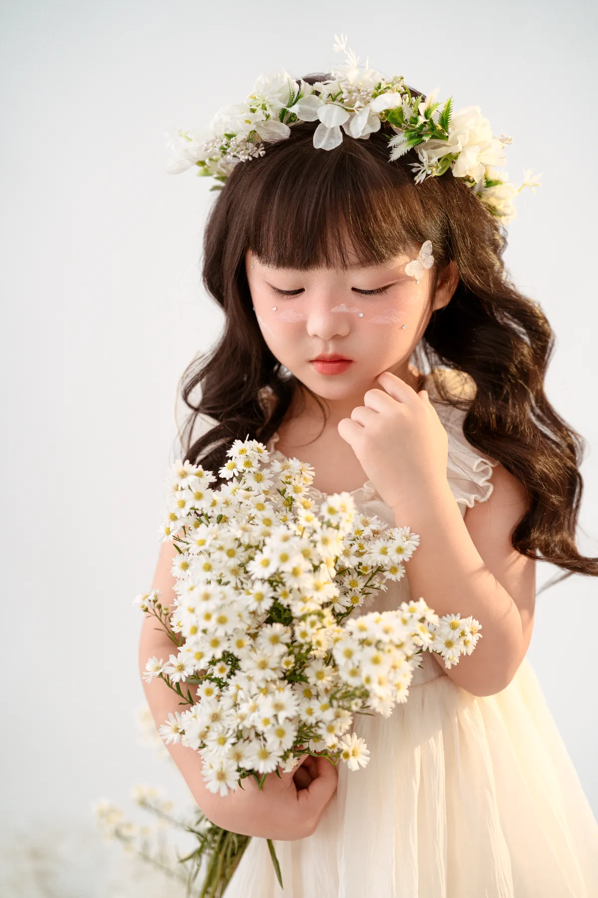 Bé gái đội vòng hoa chụp ảnh kỷ yếu mầm non Đà Lạt phong cách mơ mộng