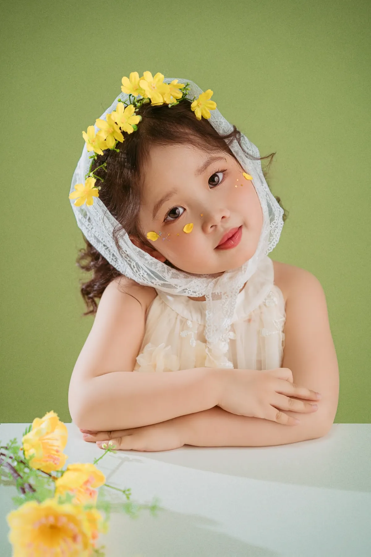 Bé gái đội vòng hoa vàng chụp ảnh kỷ yếu mầm non Đà Lạt phong cách tự do
