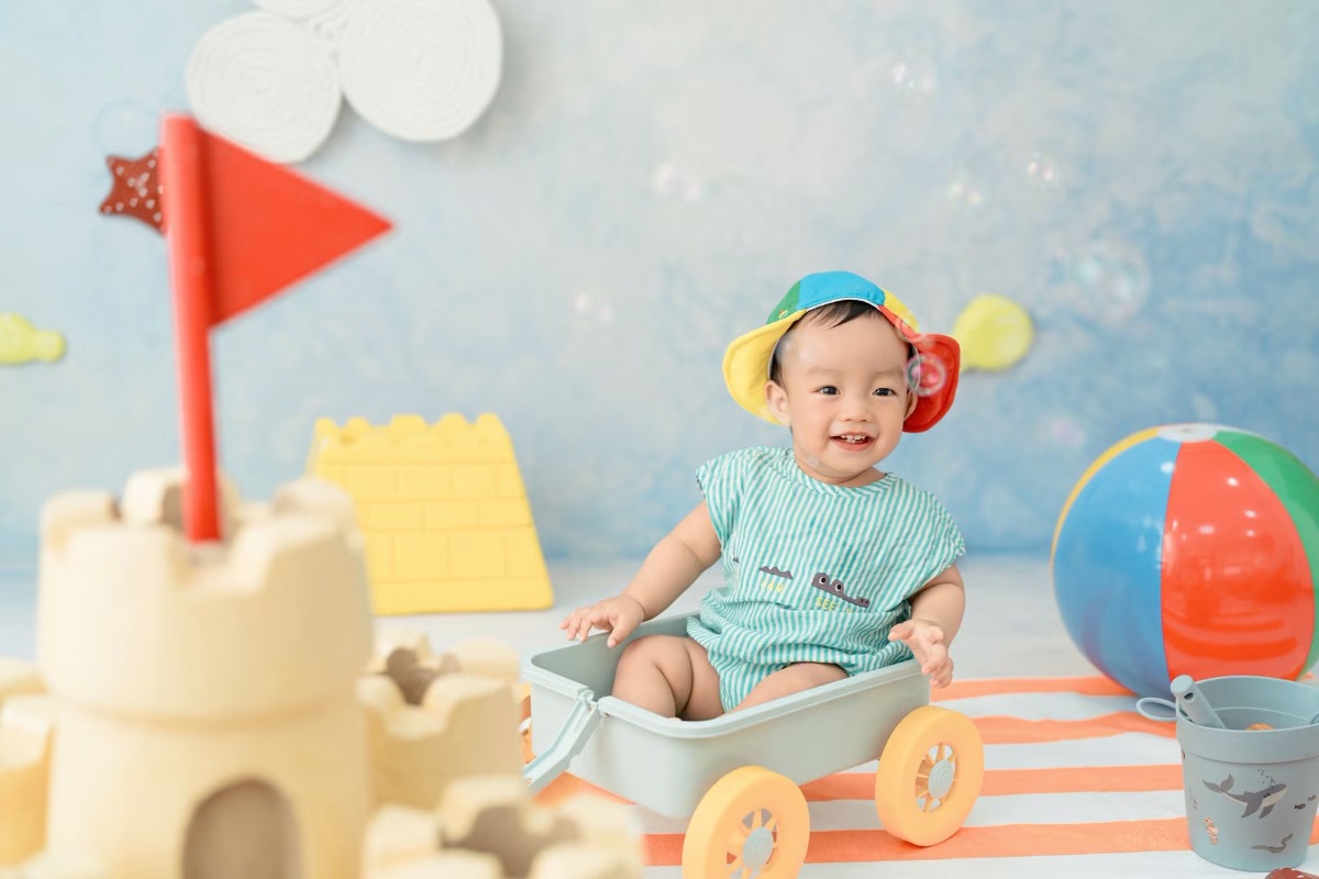 Bé trai với set đồ tông trung tính trong buổi phối đồ chụp ảnh cho bé