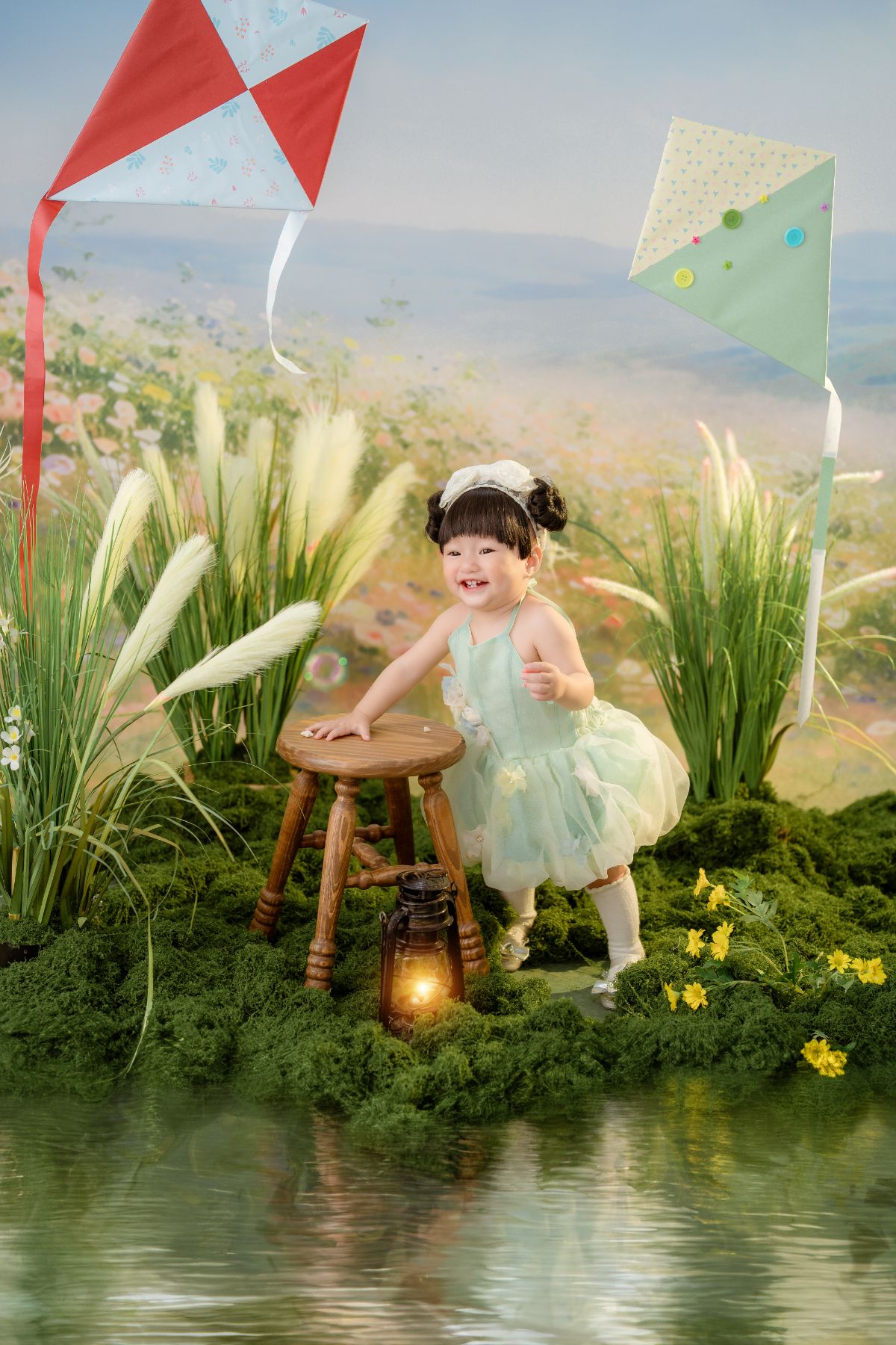 Bé mặc trang phục tông sáng khi phối đồ chụp ảnh cho bé tại studio