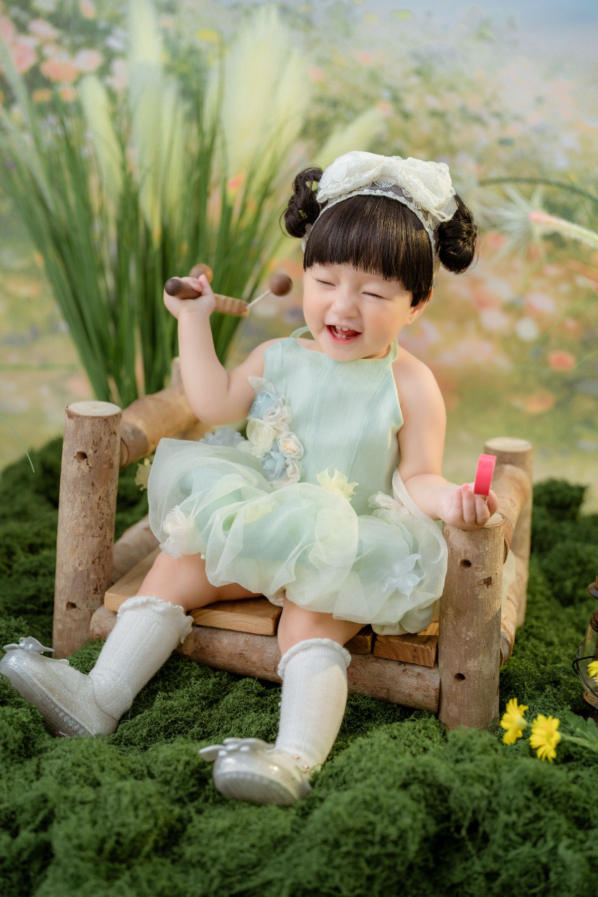 Bé gái diện váy tông pastel khi phối đồ chụp ảnh cho bé tại Đà Lạt