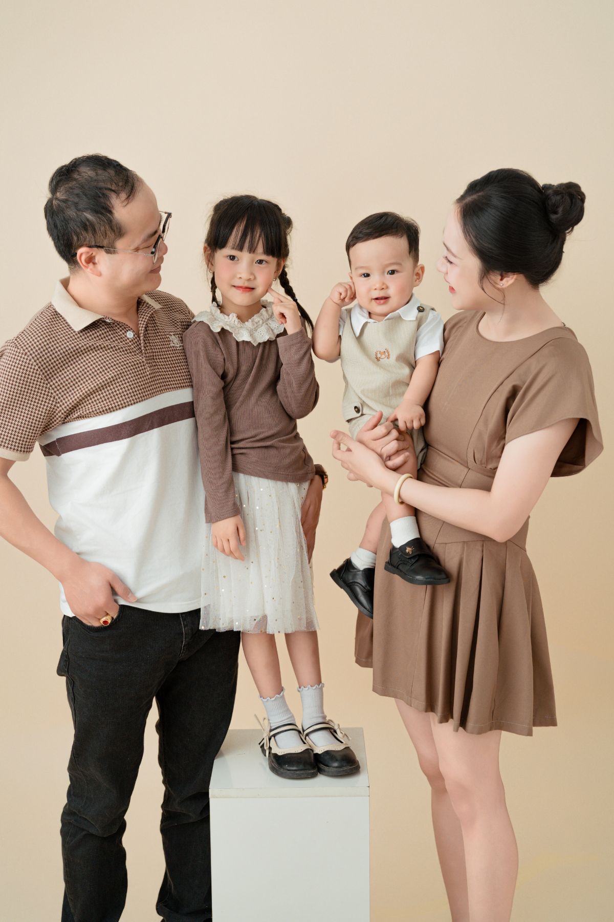Gia đình bốn người quây quần — bé lớn và bé nhỏ cùng đi chơi cuối tuần Đà Lạt cùng bé