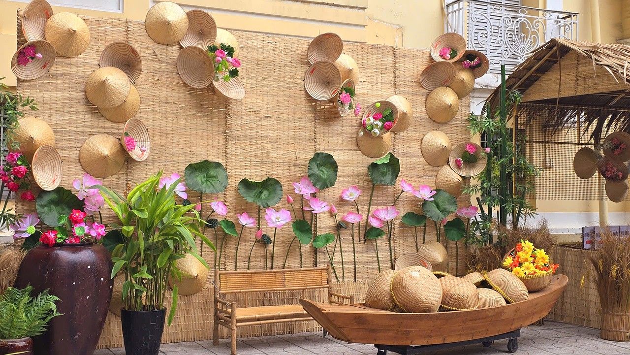 Nhà lá Bông Sen với backdrop mê bồ, nón lá, hoa sen và xuồng gỗ