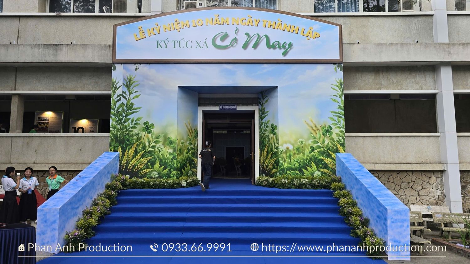 Cổng chào Lễ kỉ niệm 10 năm KTX Cỏ May.