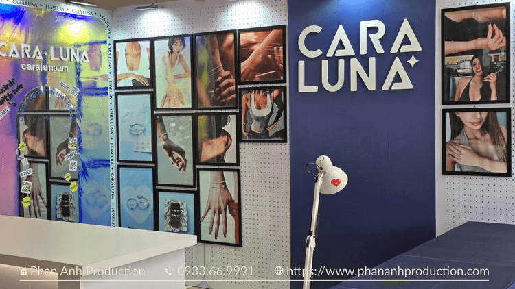 Booth trang sức CARA LUNA với vách logo và hệ thống hình ảnh sản phẩm