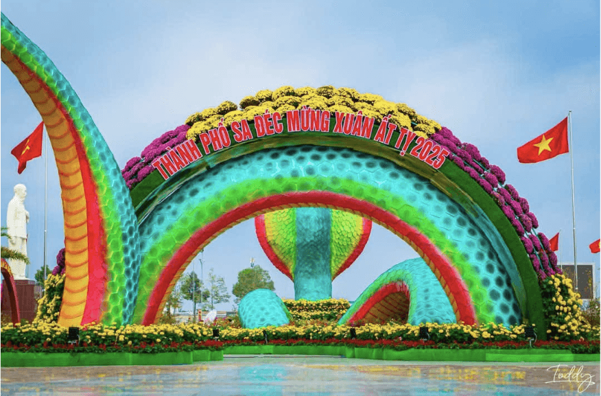 Cổng đại cảnh Linh vật rắn Sa Đéc 2025 mừng Xuân Ất Tỵ.