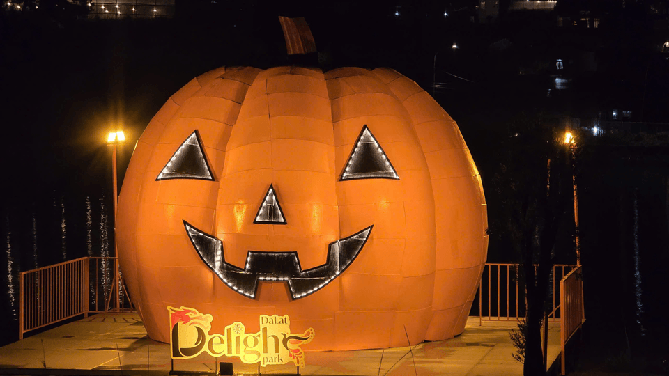 Trang trí decor sự kiện Halloween bằng mô hình bí ngô khổng lồ