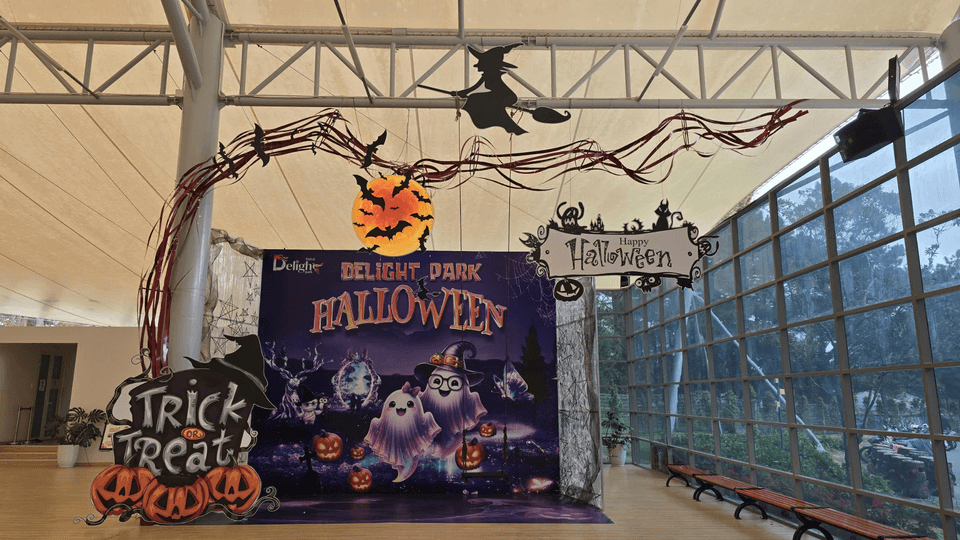 Trang trí decor sự kiện Halloween với cổng bắp khô và bí ngô