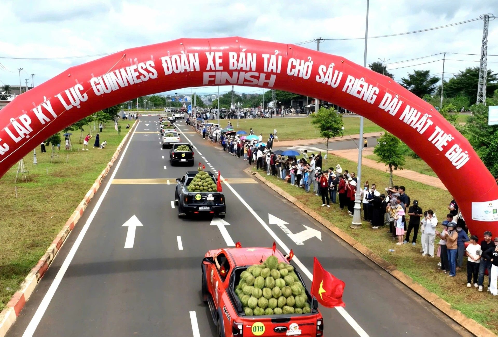 Đoàn xe bán tải chở sầu riêng xác lập kỷ lục Guinness dài nhất thế giới trong khuôn khổ Lễ hội Sầu riêng Đắk Lắk năm 2026.
