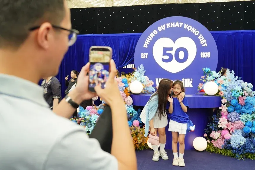 Khách tham quan check-in tại triển lãm Vinamilk 50 năm với tạo hình nhận diện thương hiệu nổi bật
