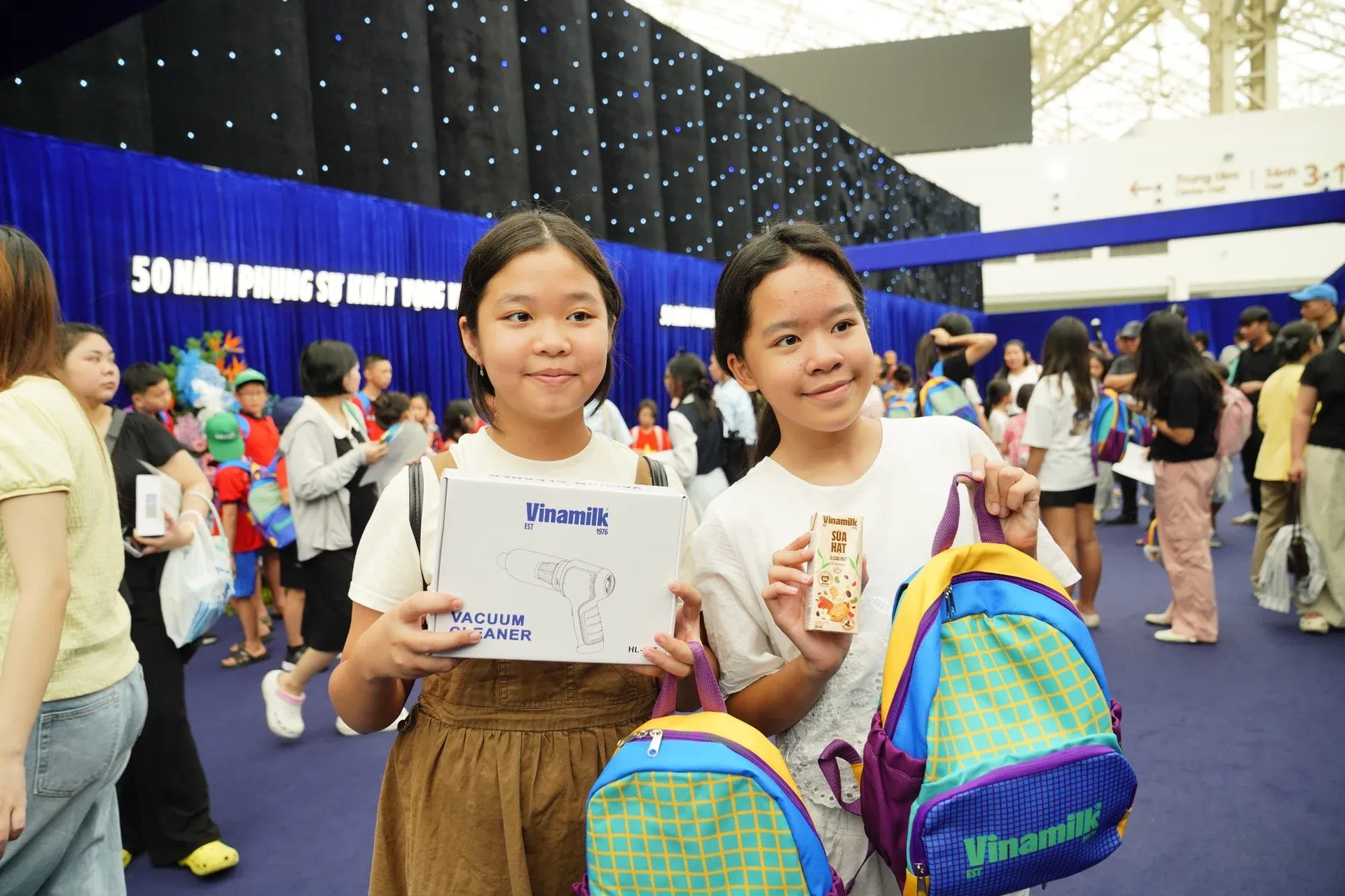 Gia đình tham gia trò chơi và tích dấu tại triển lãm Vinamilk 50 năm tại SECC