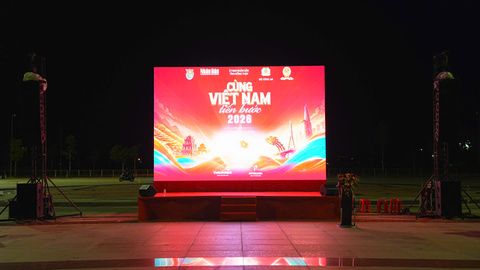 Toàn cảnh sân khấu LED của chương trình Cùng Việt Nam Tiến Bước 2026 tại Đồng Tháp.