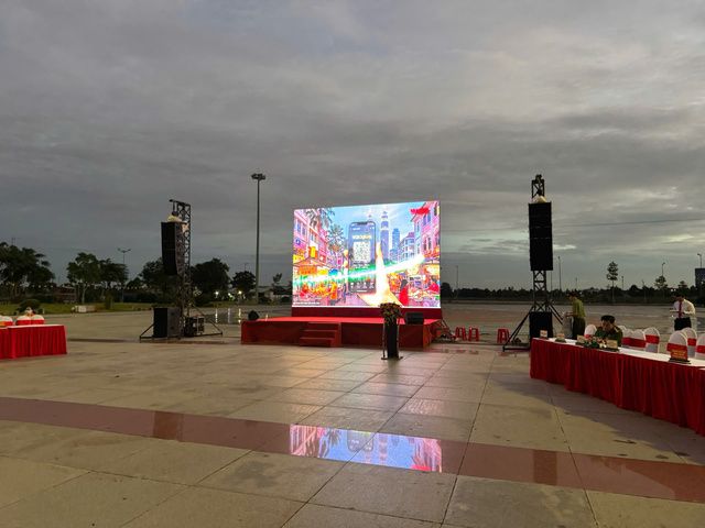 Sân khấu trung tâm và hệ thống âm thanh được bố trí cân đối tại Quảng trường Hùng Vương.