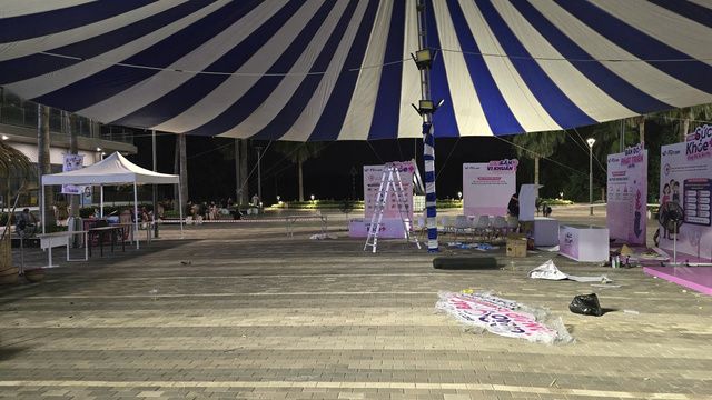 Lắp dựng vách booth và quầy sự kiện FDcare dưới dù che