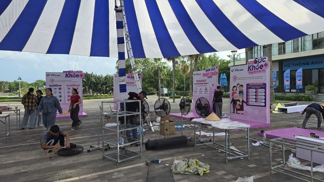 Lắp dựng vách booth và quầy sự kiện FDcare dưới dù che