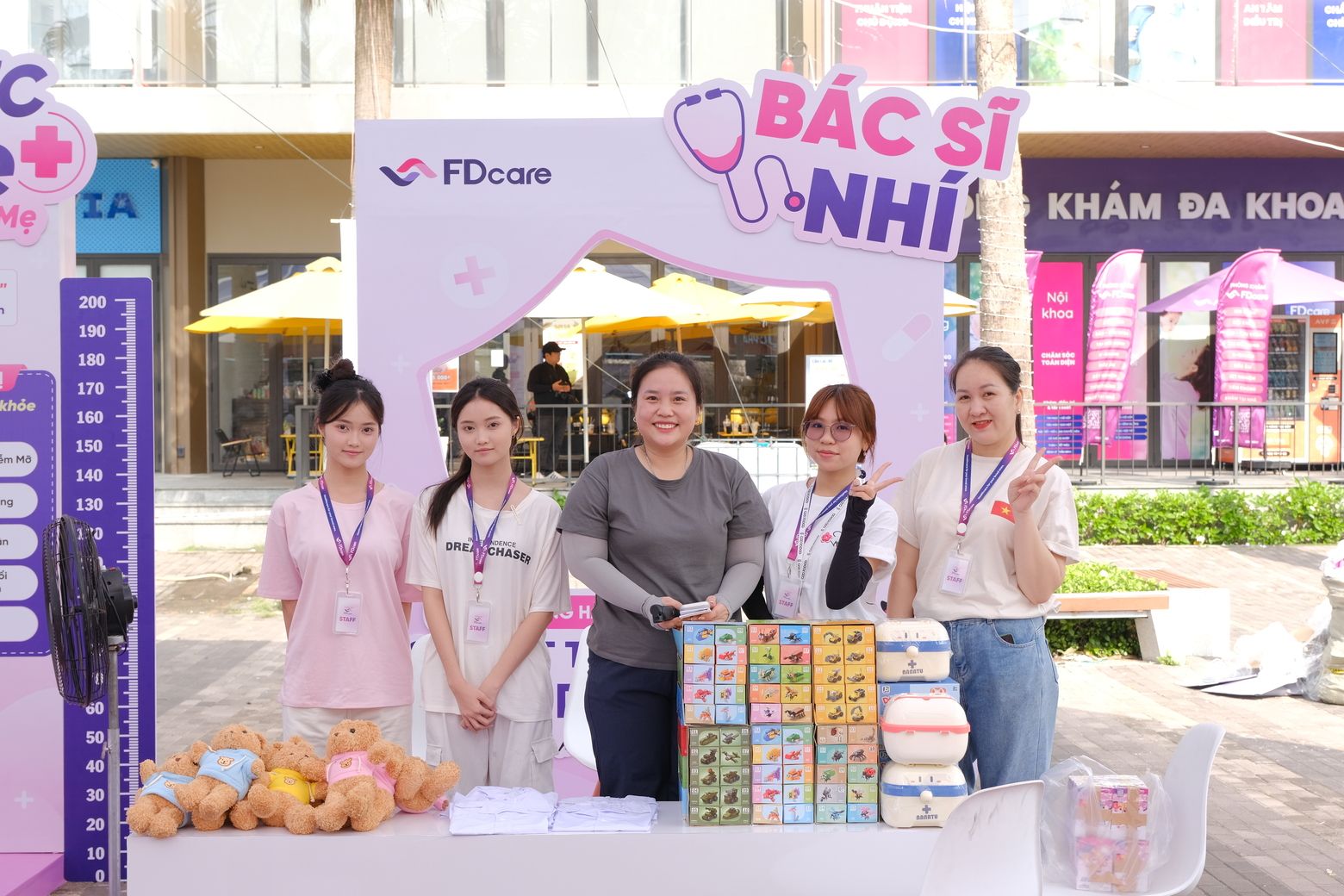 Booth Bác sĩ nhí với nhận diện hồng tím FDcare