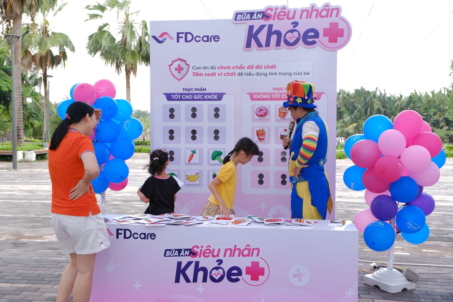 Trẻ em tham gia trò chơi Bữa ăn siêu nhân khỏe tại ngày hội FDcare