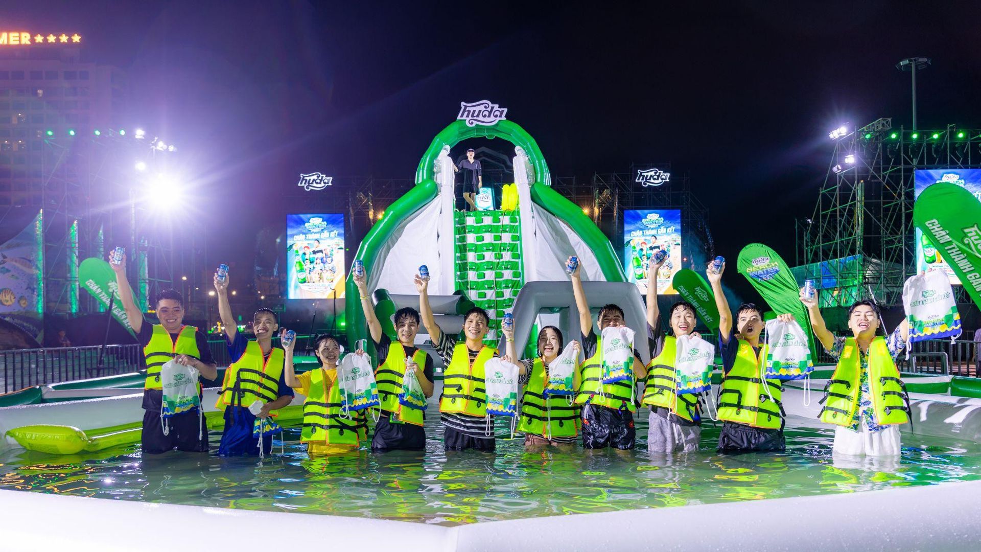 Người tham dự tương tác trong hoạt động nước thuộc chuỗi Huda Beach Water Fest.