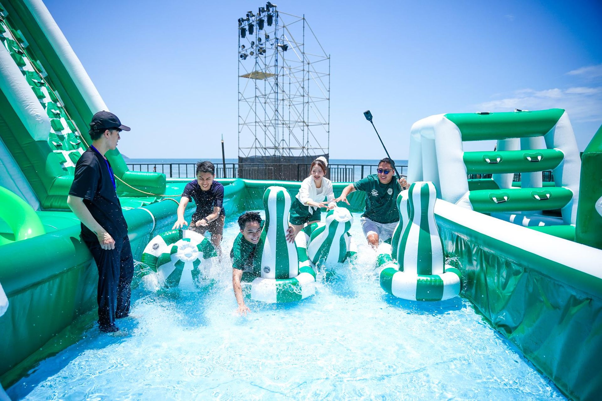 Khán giả tham gia chương trình âm nhạc tại Huda Beach Water Fest Nghệ An.