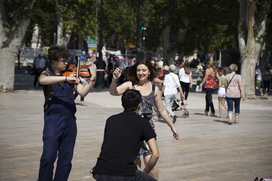 Création de l’opéra De-ci De-là dans les rues d’Aix-en-Provence le samedi 15 juin 2019. « Mirage » à l’Office de Tourisme. Compositrice : Deniz Nurhat (Turquie). Metteur en scène : Robert Drobniuch (Pologne). Avec Joanna Malewski (France), Marmaduke Lefor