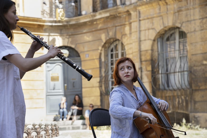 Création de l’opéra De-ci De-là dans les rues d’Aix-en-Provence le samedi 15 juin 2019. « Douceur » à la Place d’Albertas.  Compositrice : Ursula Jasovec (Slovénie). Metteuse en scène : Muna Muratti (France). Avec Sarah Théry, Mezzo-soprano (France), Laet