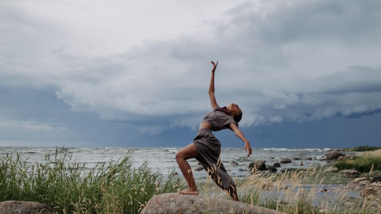 Dancer in front the ocean