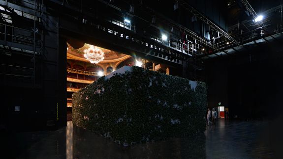 Séisme immersive installation on the main stage of the Opéra Comédie -