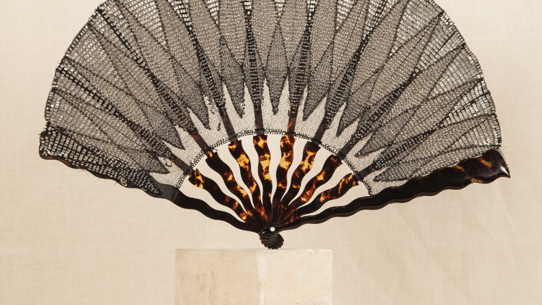 Modèle darchives_Eventail Point de Hongrie, tulle rebrodé de perles de verre et monture serpentine en écaille