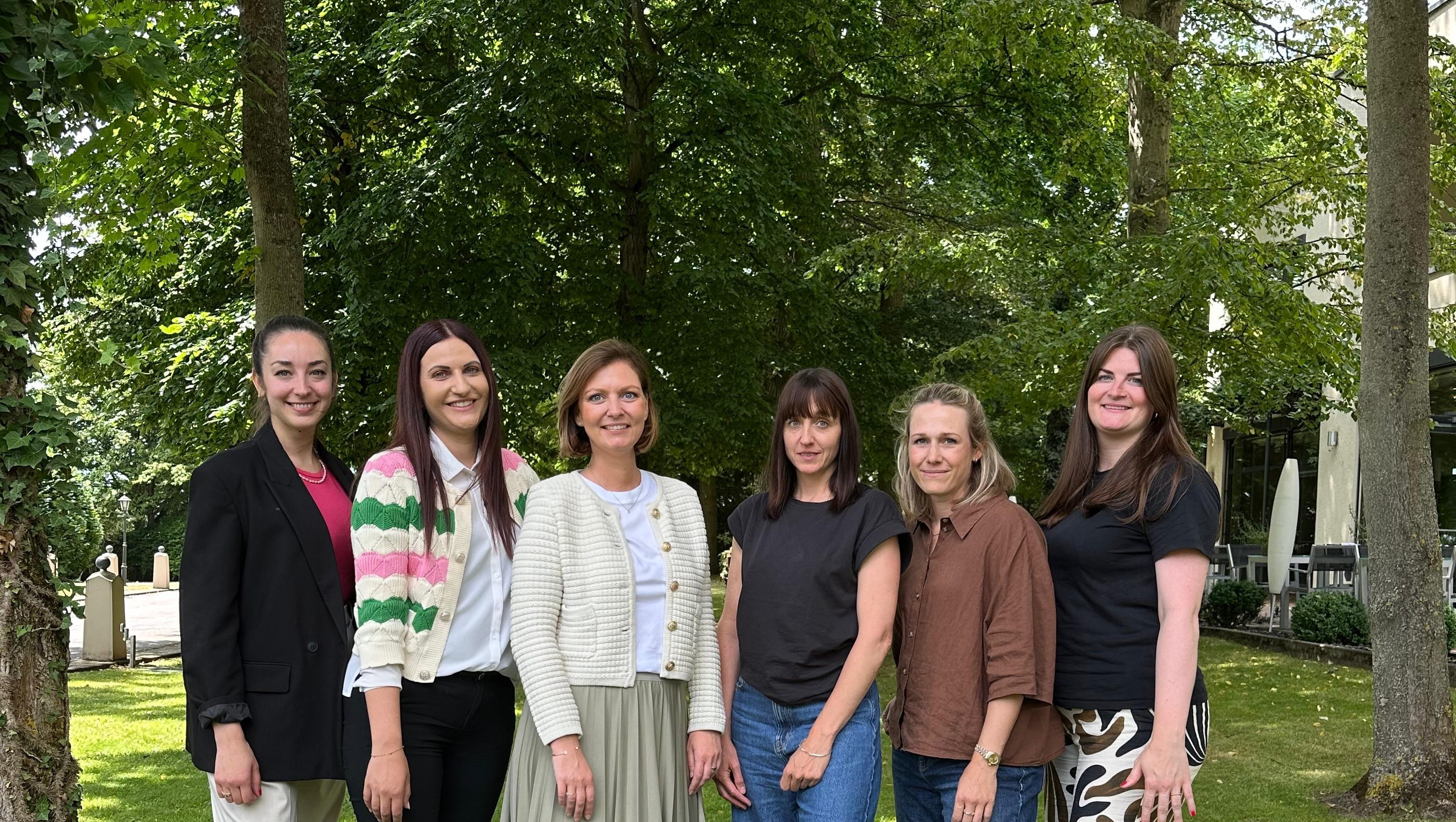 Gruppenfoto der Talent Acquisition Teamleads bei Deloitte: Karolin, Lea, Anja, Julia, Silja, Jakob