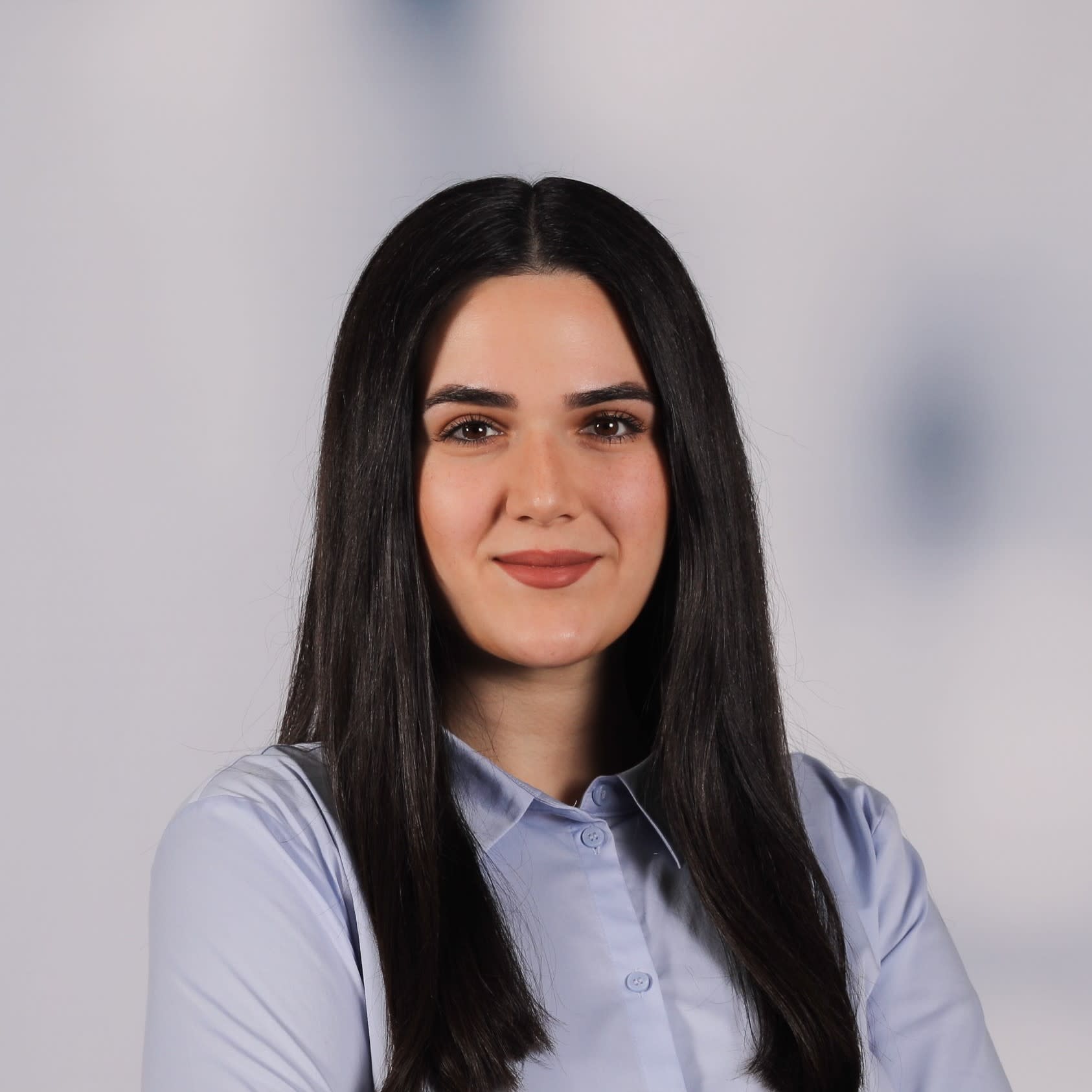 Portrait von Jasmin Naghshine, Jobcast-Testimonial