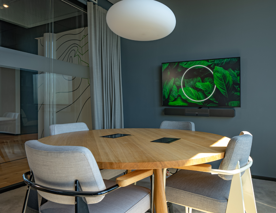 Service‑Roboter von Deloitte in modernem Büro mit Arbeitsplätzen im Hintergrund.