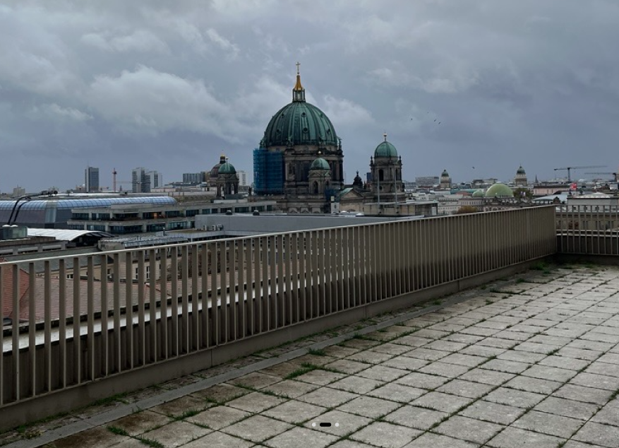 Großzügiger Loungebereich mit Tischen, Sitzgelegenheiten und viel Tageslicht.