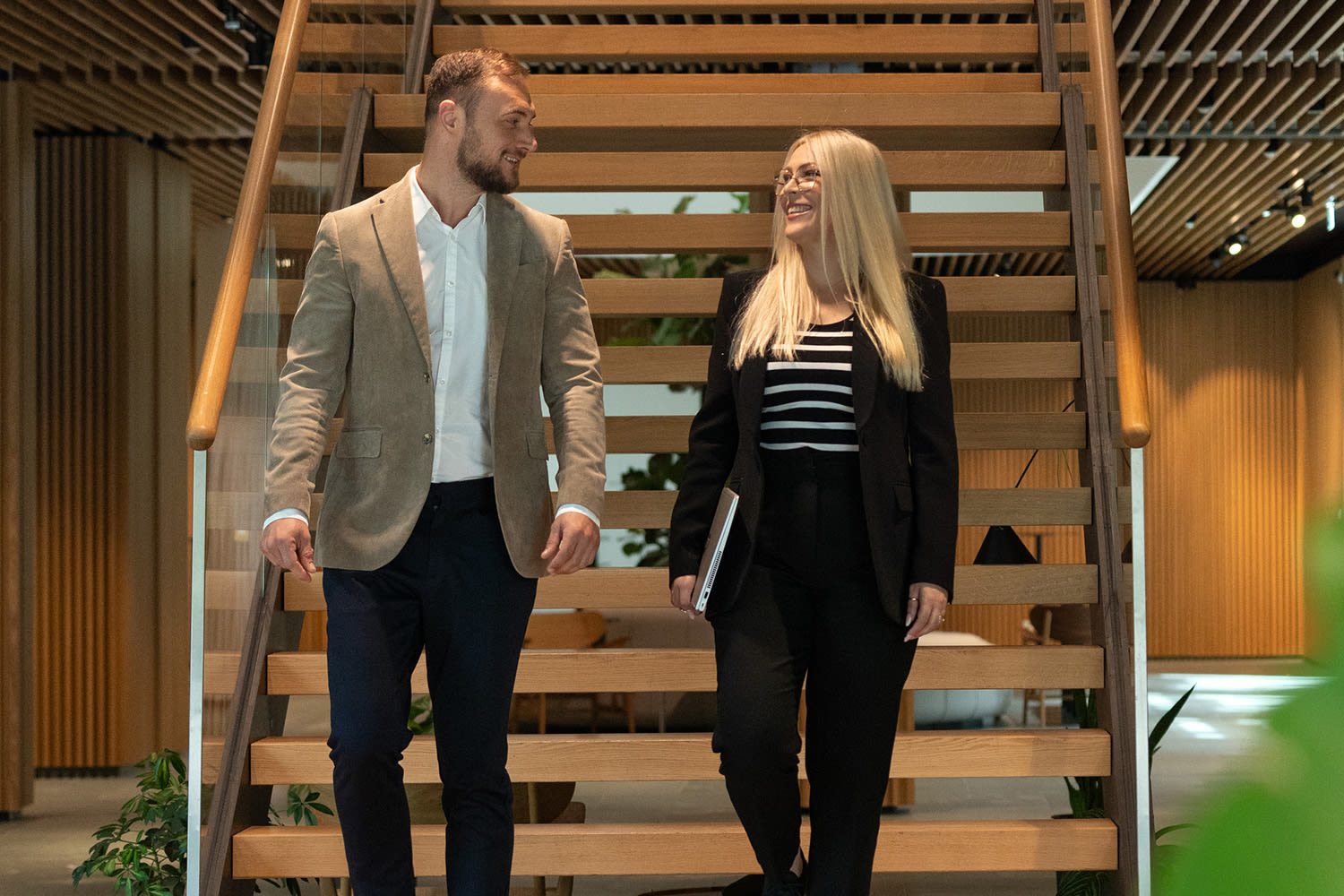 Zwei Kolleg:innen, die eine Treppe runtergehen